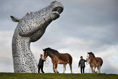 Энди Скотт возвел в Шотландии скульптуры гигантских лошадей. Кого они изображают?