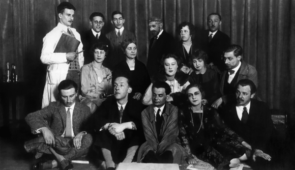 В. Набоков с женой Верой (сидит крайняя слева в среднем ряду) и актеры театра "Группа", поставившего "Человека из СССР" (Берлин, 1927)