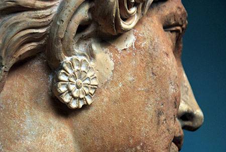 Как назывались рабыни в Древней Греции, которые занимались украшением тела и лица знатных женщин?