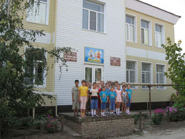 Дети на фоне одного из корпусов детского дома